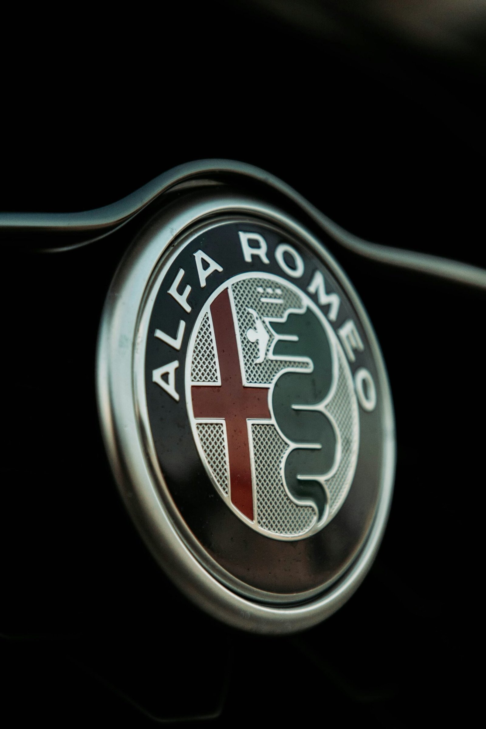 Raudonas Alfa Romeo automobilis – profesionalus Alfa Romeo supirkimas greitai ir geromis kainomis