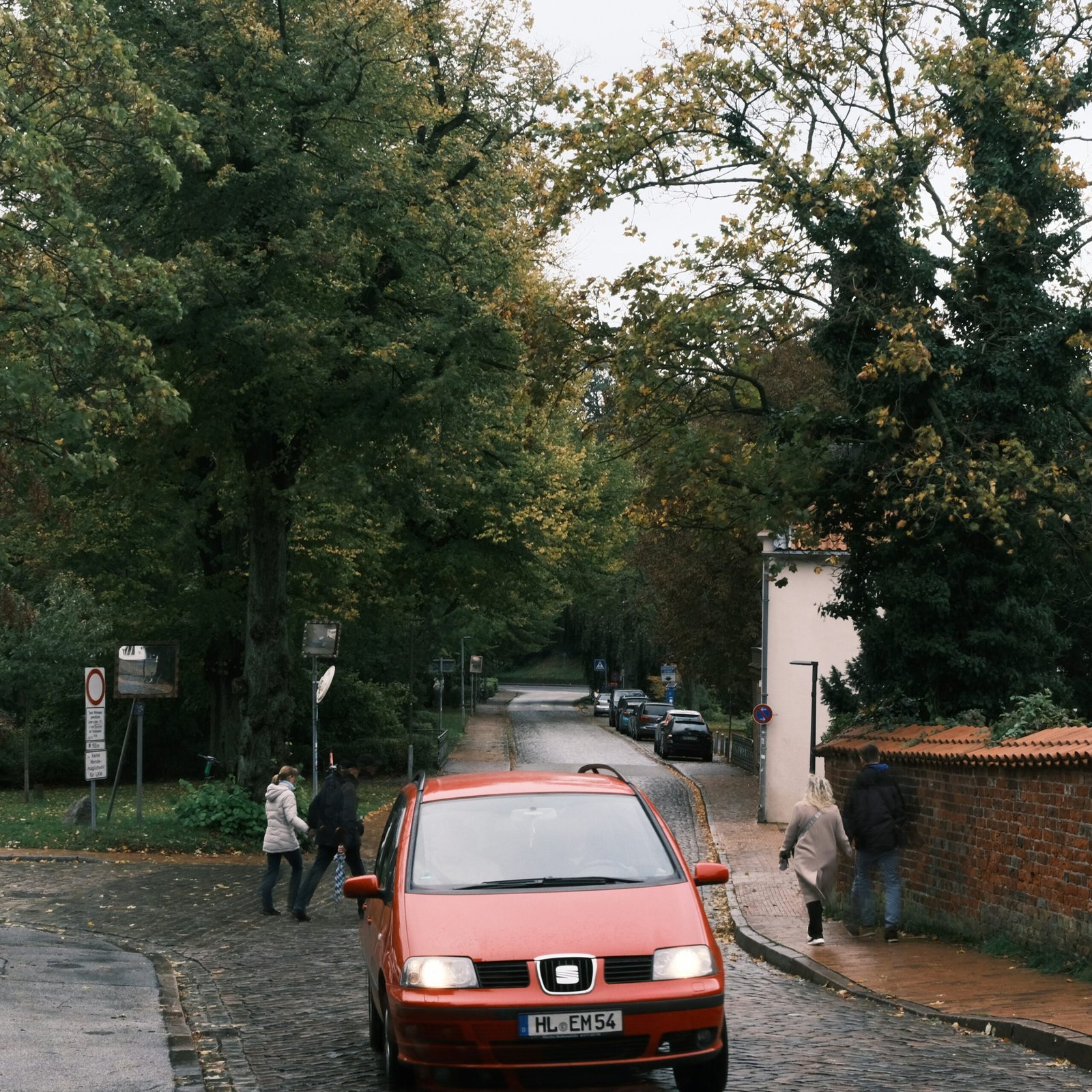 Automobilių supirkimas Linkuvoje ir aplinkiniuose miesteliuose su BARZDAUTO.LT Greitas ir patogus automobilių supirkimas Linkuvoje Gyvendami Linkuvoje, Šiaulių rajone, arba aplinkiniuose miesteliuose, tokiuose kaip Bubių, Žaliūkių, Kairių ar Kuršėnai, galite pasikliauti BARZDAUTO.LT profesionalia automobilių supirkimo paslauga. Mūsų tikslas – užtikrinti, kad automobilio pardavimas vyktų greitai, paprastai ir be jokių rūpesčių. Mes superkame automobilius visoje Lietuvoje, nepriklausomai nuo jų markės, modelio ar būklės. Nesvarbu, ar jūsų automobilis važiuoja, ar jau nebeveikia, ar turi techninių gedimų – BARZDAUTO.LT pasirūpins visais pardavimo formalumais ir užtikrins sąžiningą atsiskaitymą. Supirkimo procesas – paprastas ir greitas Automobilių supirkimas Linkuvoje su BARZDAUTO.LT yra labai paprastas ir aiškus: Užpildykite užklausos formą mūsų svetainėje – nurodykite automobilio markę, modelį, metus, būklę ir pridėkite nuotraukas. Gaukite pasiūlymą – mūsų komanda įvertins jūsų automobilio vertę ir pateiks sąžiningą pasiūlymą. Atvykimas į vietą – jei pasiūlymas jums tinka, atvykstame į jūsų nurodytą vietą Linkuvoje arba aplinkiniuose miesteliuose. Dokumentų sutvarkymas – BARZDAUTO.LT pasirūpina visais formalumais, įskaitant sutarties sudarymą ir reikalingus dokumentus. Atsiskaitymas iš karto – pinigai už automobilį sumokami vietoje, jums nereikia laukti. Visa procedūra vyksta greitai ir sklandžiai, todėl galite atsikratyti automobilio be papildomų rūpesčių ar biurokratinių kliūčių. Supirkimas aplink Linkuvą BARZDAUTO.LT paslaugos apima ne tik Linkuvą, bet ir aplinkinius miestelius bei kaimus: Bubių Kairių Žaliūkių Kuršėnų Net jei gyvenate už keliolikos kilometrų nuo Linkuvos, mūsų komanda atvyks pas jus ir nemokamai paims automobilį tiesiai iš namų. Jums nereikės rūpintis transportavimu ar papildomais kaštais – viskuo pasirūpinsime mes. Supirkimas įvairios būklės automobilių BARZDAUTO.LT superka įvairių būklės transporto priemones: Tvarkingus ir visiškai funkcionuojančius automobilius Automobilius su techniniais gedimais Nevažiuojančius ar avarijoje dalyvavusius automobilius Senus, nebereikalingus ar nebenaudojamus automobilius Tai reiškia, kad klientui nereikia investuoti į remontą ar automobilio paruošimą – BARZDAUTO.LT pasirūpina viskuo, įskaitant transportavimą ir dokumentų tvarkymą. Automobilių utilizavimas ir APVA pažyma Jeigu jūsų automobilis yra nebeveikiantis arba sugadintas, BARZDAUTO.LT pasirūpina teisėtu utilizavimu pagal Lietuvos įstatymus. Kiekvienam klientui išduodama APVA pažyma, patvirtinanti, kad automobilis utilizuotas tinkamai. APVA pažyma suteikia saugumą ir garantiją, kad senas automobilis pašalintas iš kelių teisėtai. Be to, ją galima panaudoti, jei planuojate gauti valstybės kompensaciją perkant naują mažiau taršų automobilį. Privalumai pasirinkus BARZDAUTO.LT Greitis – pasiūlymas pateikiamas vos per kelias minutes, atsiskaitymas vyksta tą pačią dieną. Patogumas – automobilis paimamas tiesiai iš jūsų namų, nereikia rūpintis transportavimu. Sąžininga kaina – kiekvienas automobilis vertinamas individualiai, pagal realią rinkos vertę. Dokumentų tvarkymas – visi formalumai sutvarkomi supirkimo metu. Utilizavimas ir APVA pažyma – automobilis utilizuojamas pagal teisės aktus. Automobilių supirkimas visoje Lietuvoje BARZDAUTO.LT teikia paslaugas visoje Lietuvoje, todėl nesvarbu, ar gyvenate Linkuvoje, ar kitame mieste ar miestelyje – mūsų komanda atvyks ir pasirūpins jūsų automobilio pardavimu. Supirkimas visoje Lietuvoje yra paprastas, greitas ir patikimas, todėl klientas gali būti tikras, kad jo automobilio pardavimas bus saugus ir efektyvus. Kaip parduoti automobilį Linkuvoje per vieną dieną Susisiekite su BARZDAUTO.LT telefonu arba internetu. Pateikite automobilio duomenis ir nuotraukas. Gautą pasiūlymą priimkite arba atminkite. BARZDAUTO.LT atvyksta į Linkuvą arba aplinkinius miestelius. Dokumentai sutvarkomi vietoje, atsiskaitoma iš karto. Visas procesas gali užtrukti vos kelias valandas, todėl klientas greitai gauna rezultatą. Supirkimo nauda gyventojams Automobilių supirkimas Linkuvoje suteikia kelis pagrindinius privalumus: Laiko taupymas – nereikia ieškoti pirkėjo ar derėtis dėl kainos. Patogumas – viskas atliekama tiesiai jūsų namuose. Saugumas – teisinga kaina ir oficialūs dokumentai garantuoja sklandų sandorį. Utilizacija – senus arba nebeveikiančius automobilius pašaliname saugiai. Išvada Pasirinkę automobilių supirkimą Linkuvoje su BARZDAUTO.LT, gausite greitą, patogų ir patikimą sprendimą savo automobilio pardavimui. Nesvarbu, ar automobilis važiuoja, ar nebeveikia, ar turi techninių defektų – mūsų komanda pasirūpins visais dokumentais, transportavimu ir atsiskaitymu. Pasinaudokite mūsų paslauga Linkuvoje ir aplinkiniuose Šiaulių rajono miesteliuose – greitas, paprastas ir saugus būdas atsikratyti senų ar nereikalingų automobilių, su oficialia APVA pažyma ir galimybe utilizuoti transporto priemonę pagal visus teisės aktus. BARZDAUTO.LT – automobilių supirkimas visoje Lietuvoje greitai, patikimai ir be rūpesčių.