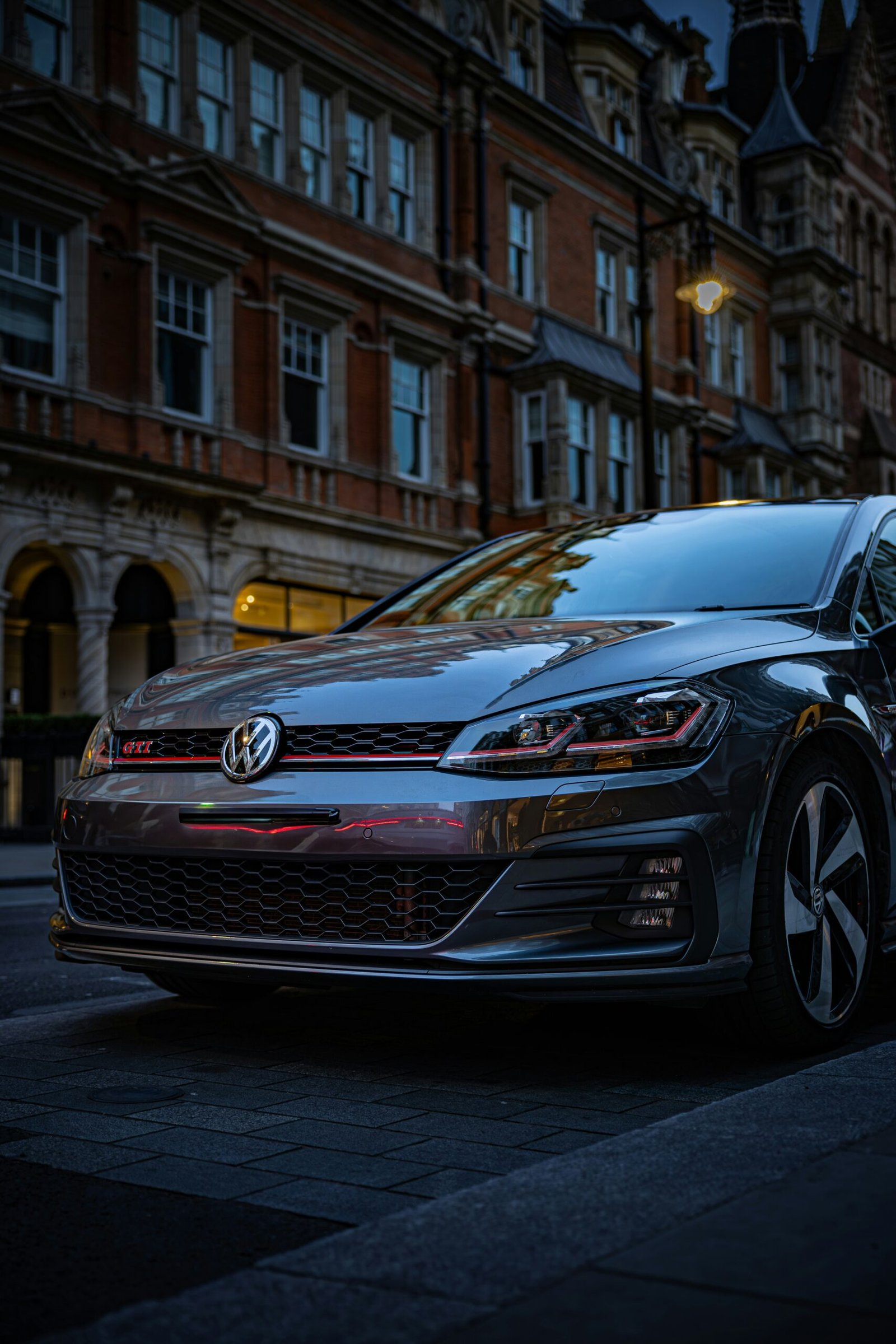 Angliškų automobilių supirkimas – dešiniavairio automobilio salonas.