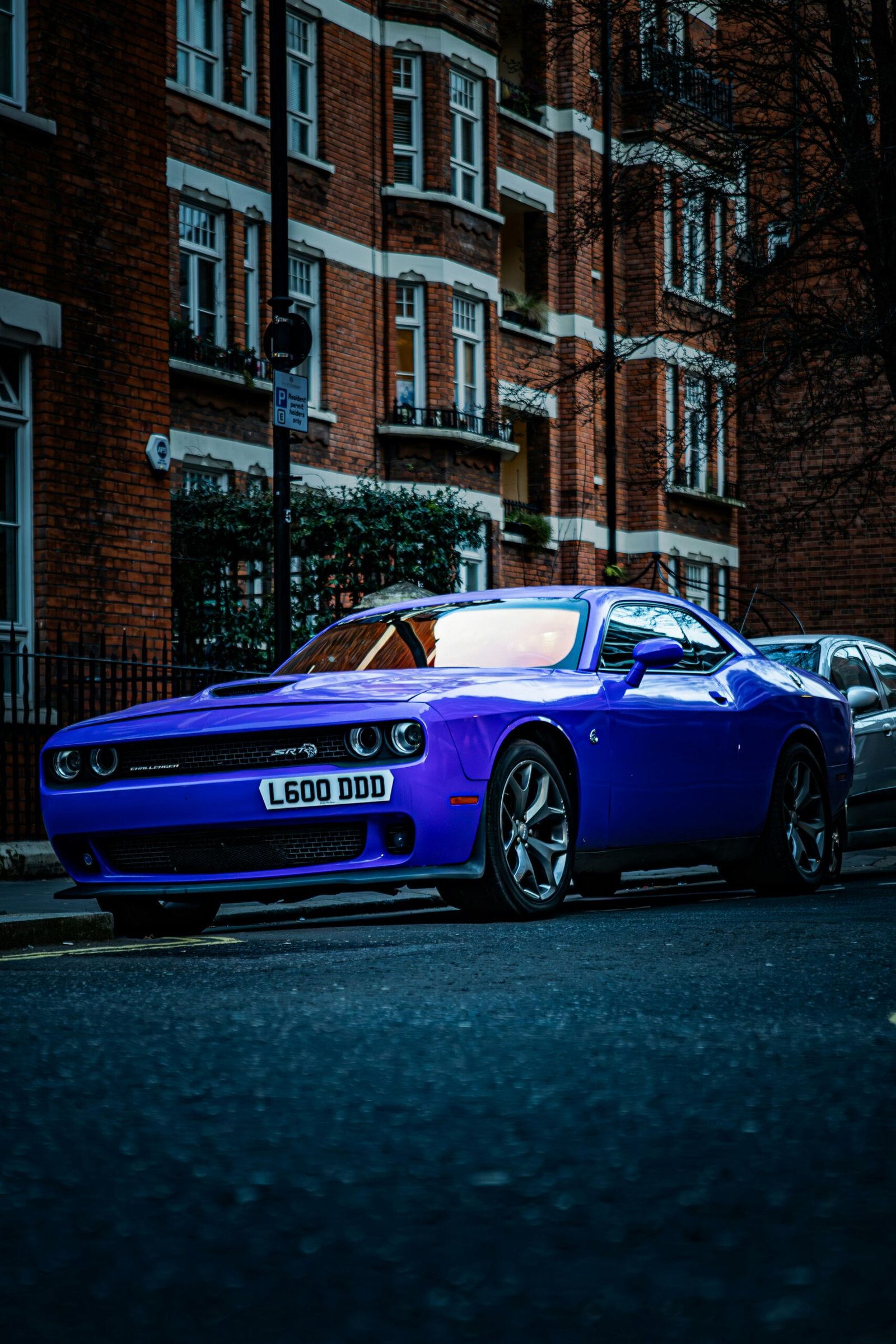 Angliškų automobilių supirkimas – raudonas Mini Cooper mieste.