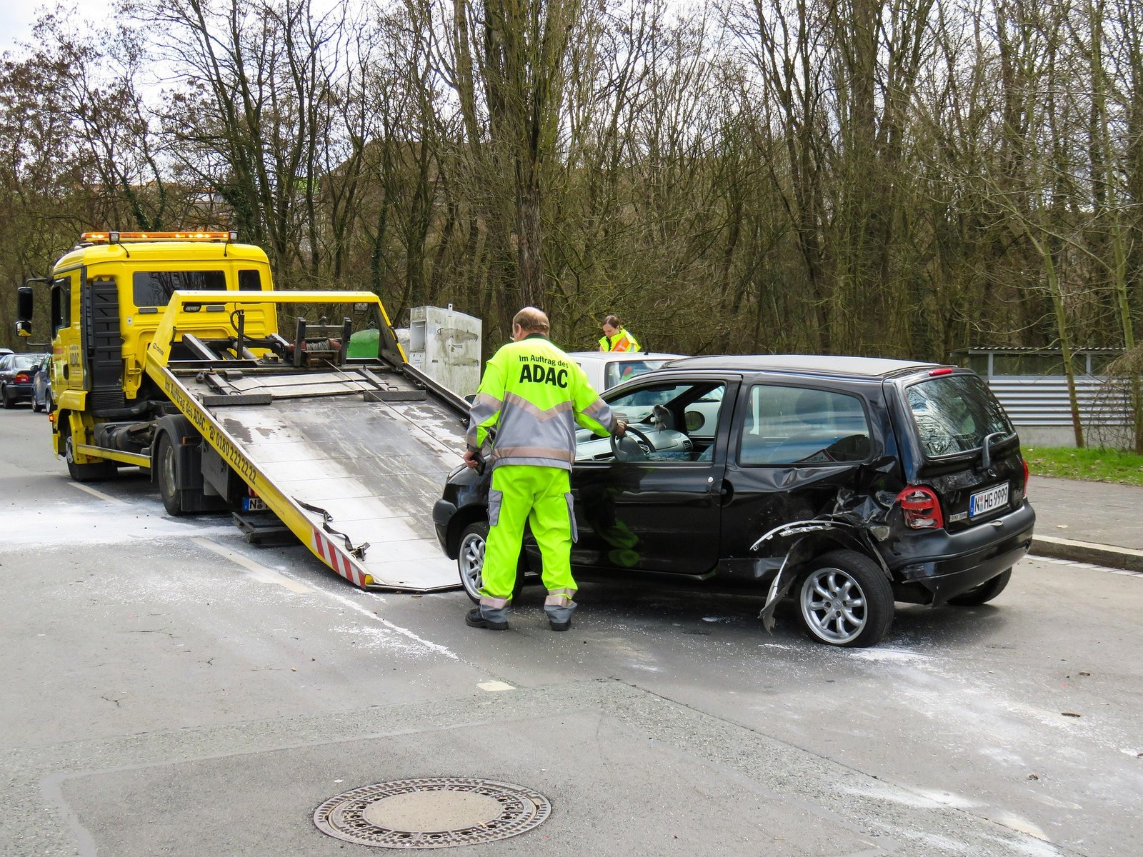Nevažiuojančio automobilio paėmimas tralu