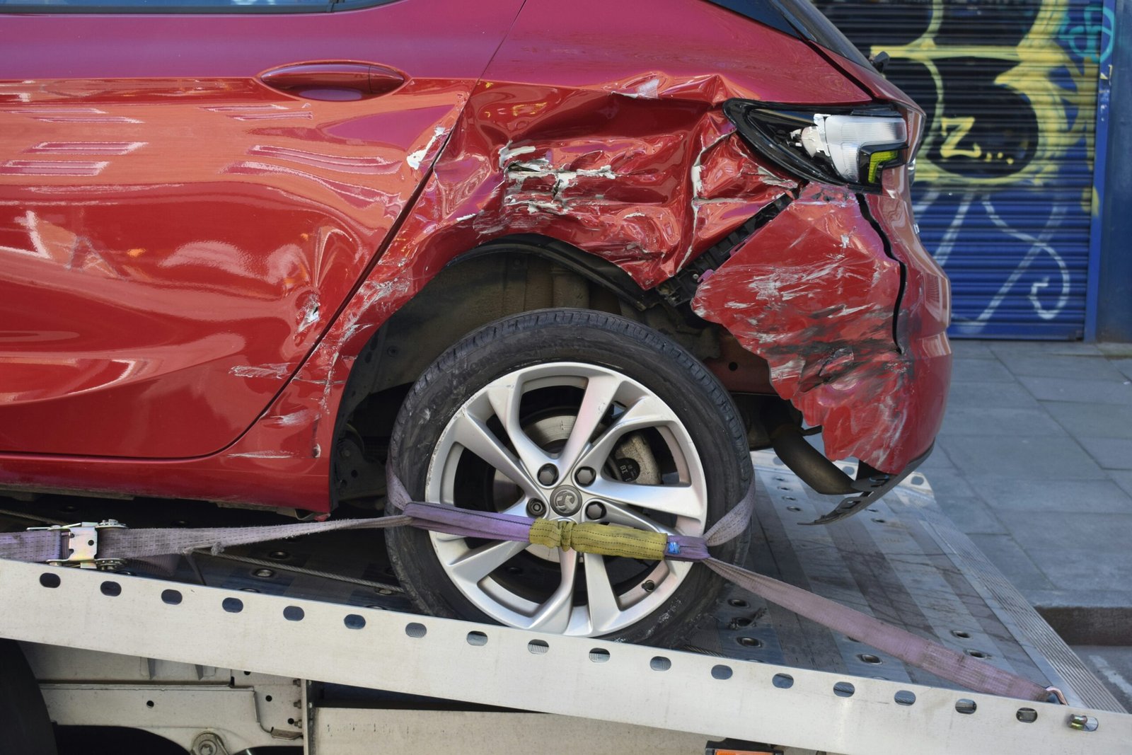 Nevažiuojančio automobilio transportavimas tralu
