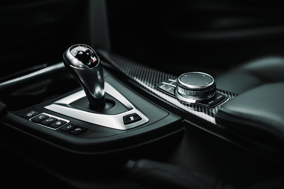Automatinės pavarų dėžės valdiklis automobilio salone
