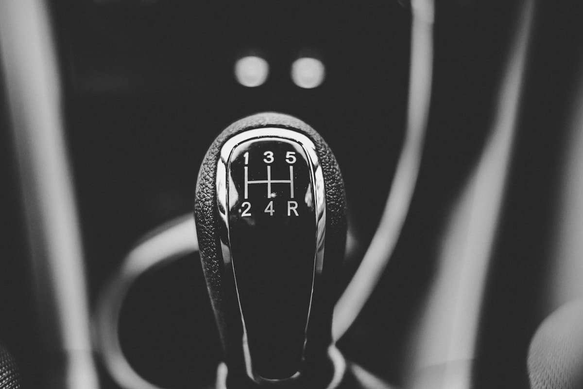 Automobilio pavarų perjungimo svirtis iš arti