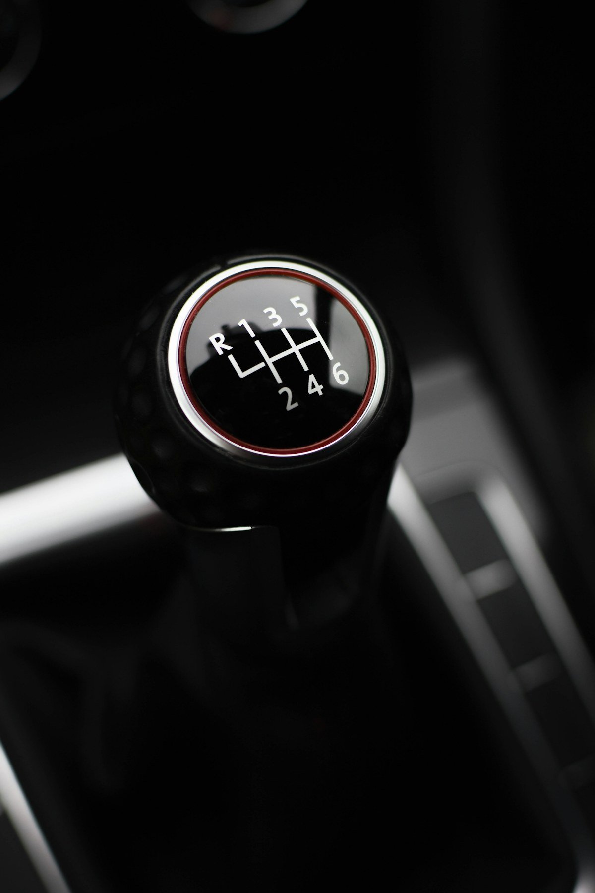 Pavarų svirtis tamsiame automobilio salone