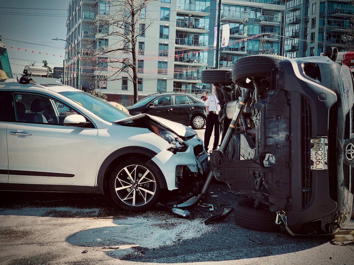 Po eismo įvykio apgadinti automobiliai gatvėje
