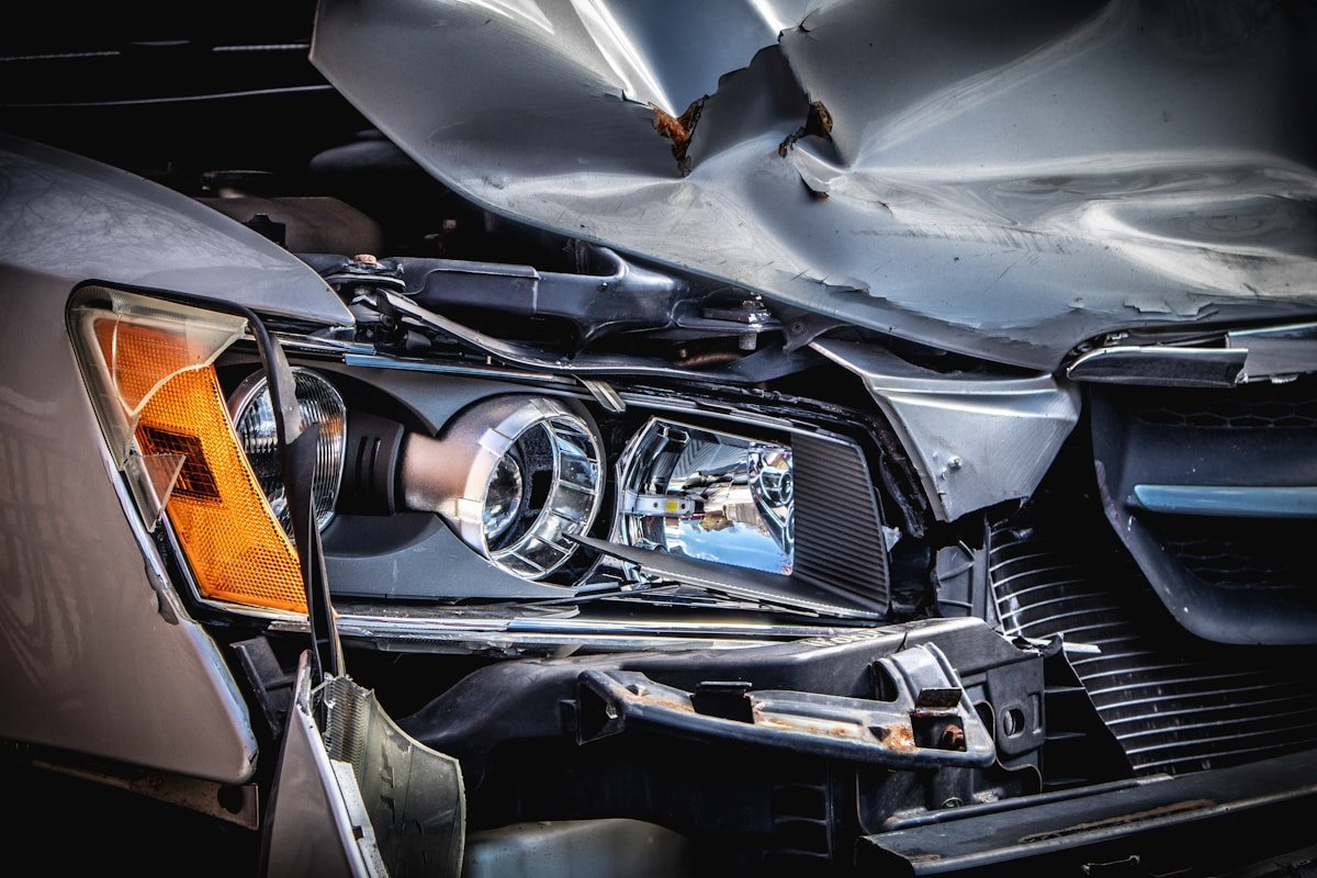 Smarkiai sulankstytas automobilio kapotas ir priekinis žibintas