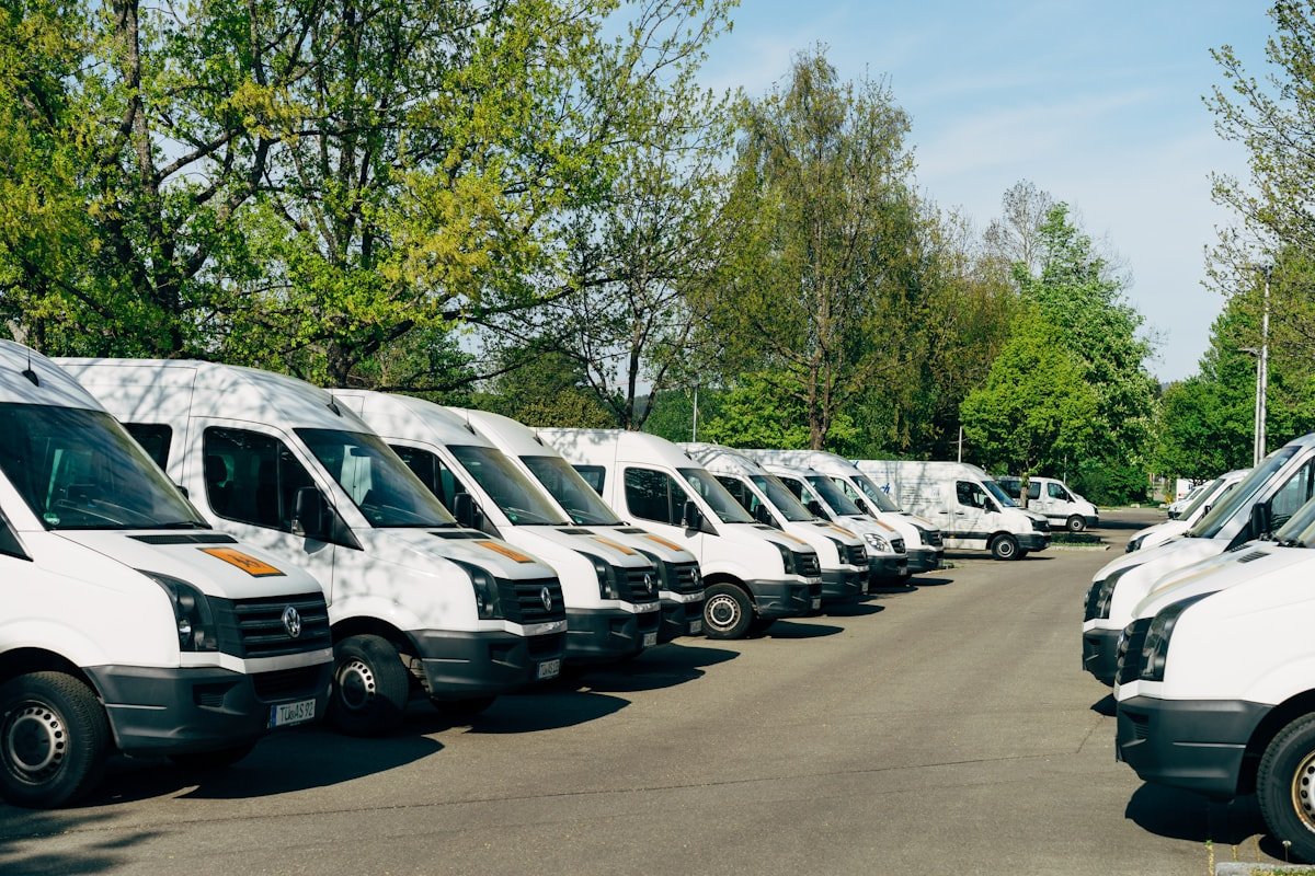 Baltų komercinių mikroautobusų eilė aikštelėje