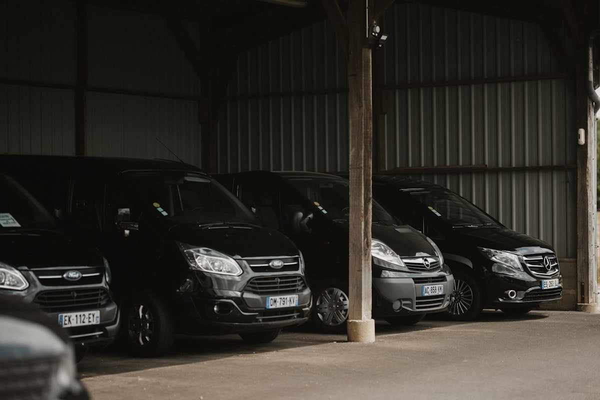 Automobiliai sustatyti po stogine