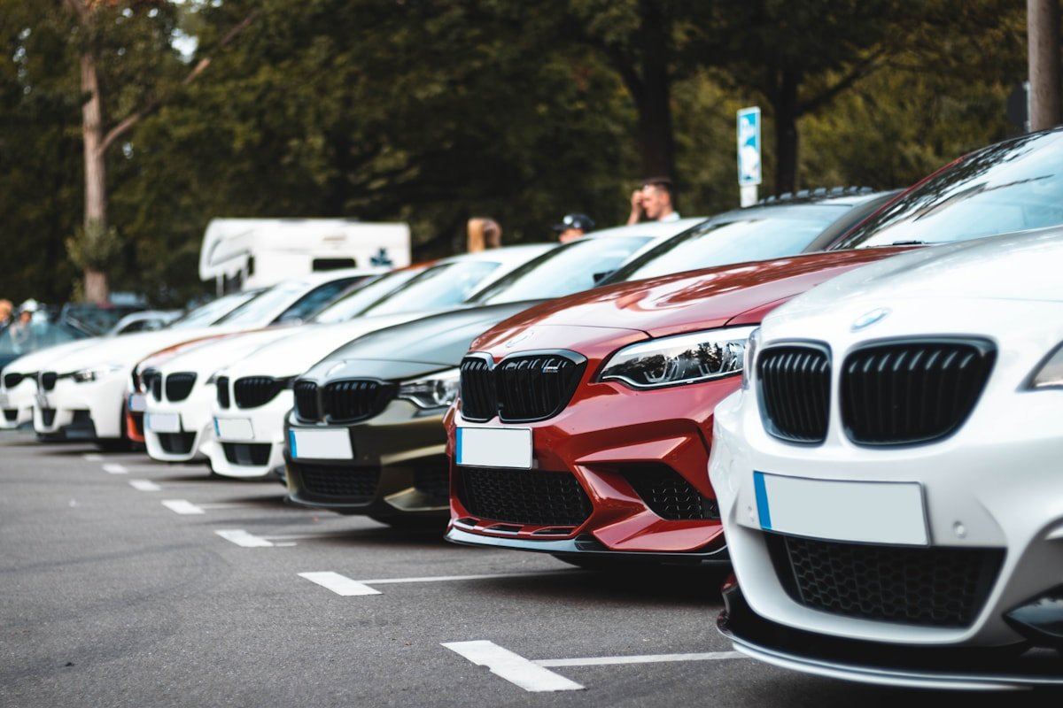 Automobilių eilė lauko aikštelėje