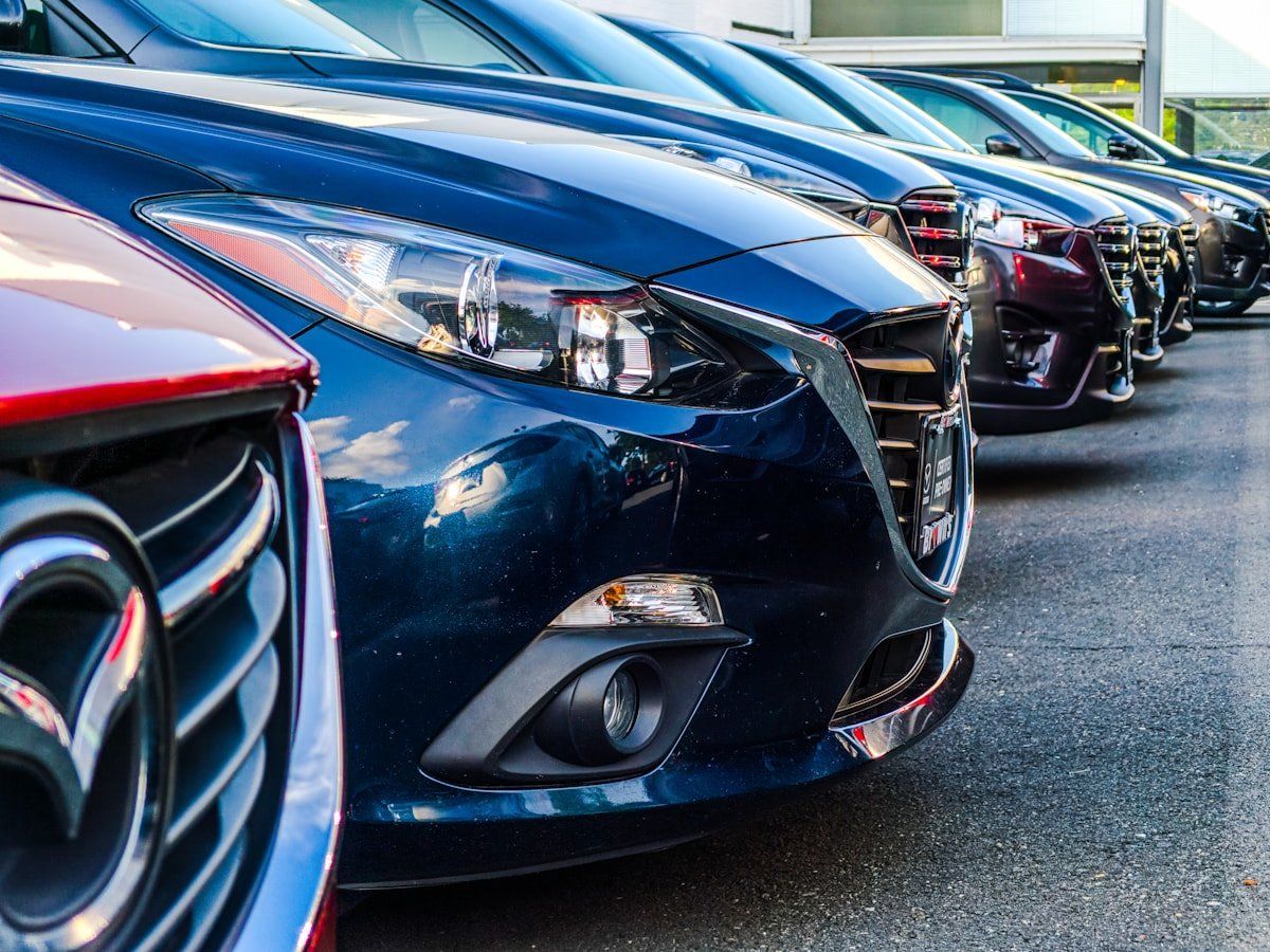 Skirtingų spalvų automobilių priekinės dalys