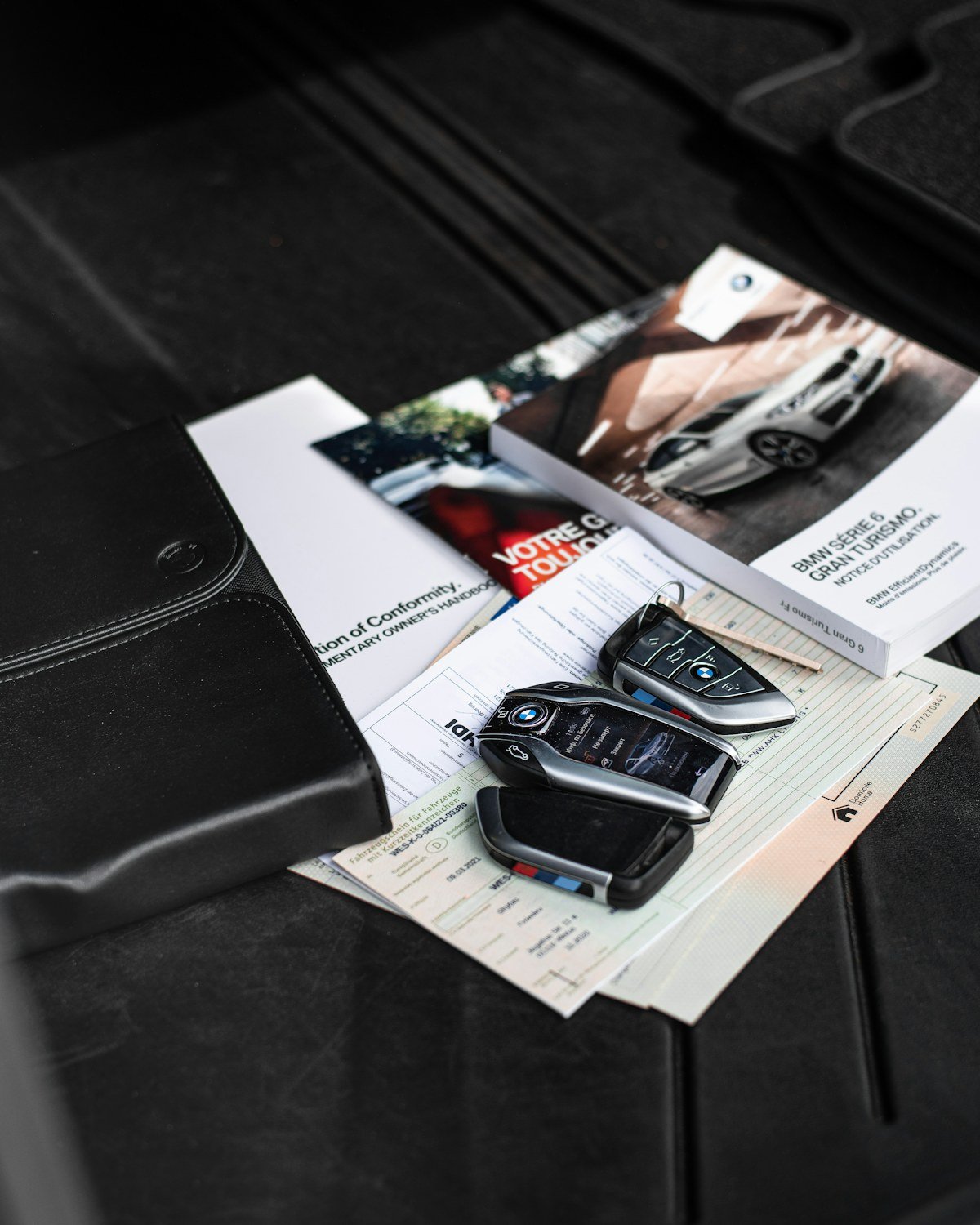 Popieriai ir leidiniai automobilio bagažinėje