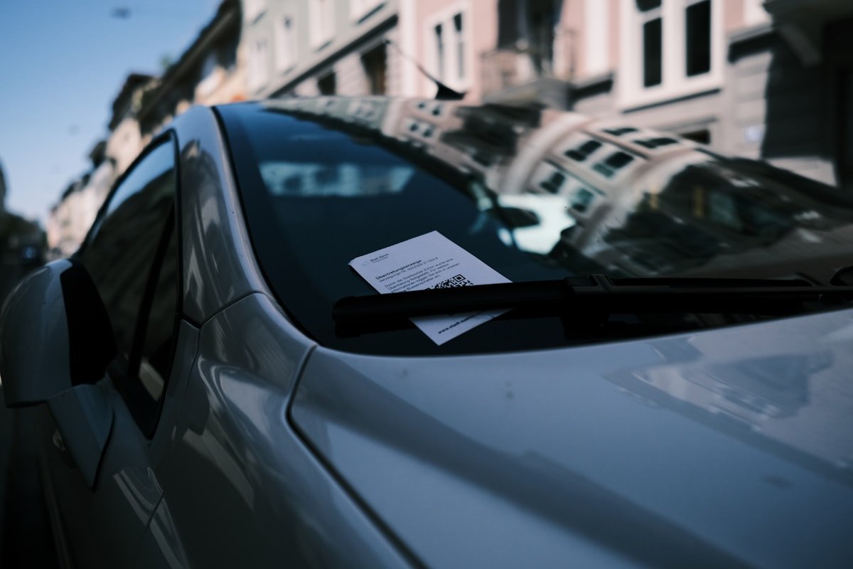 Popierius už stovinčio automobilio priekinio stiklo