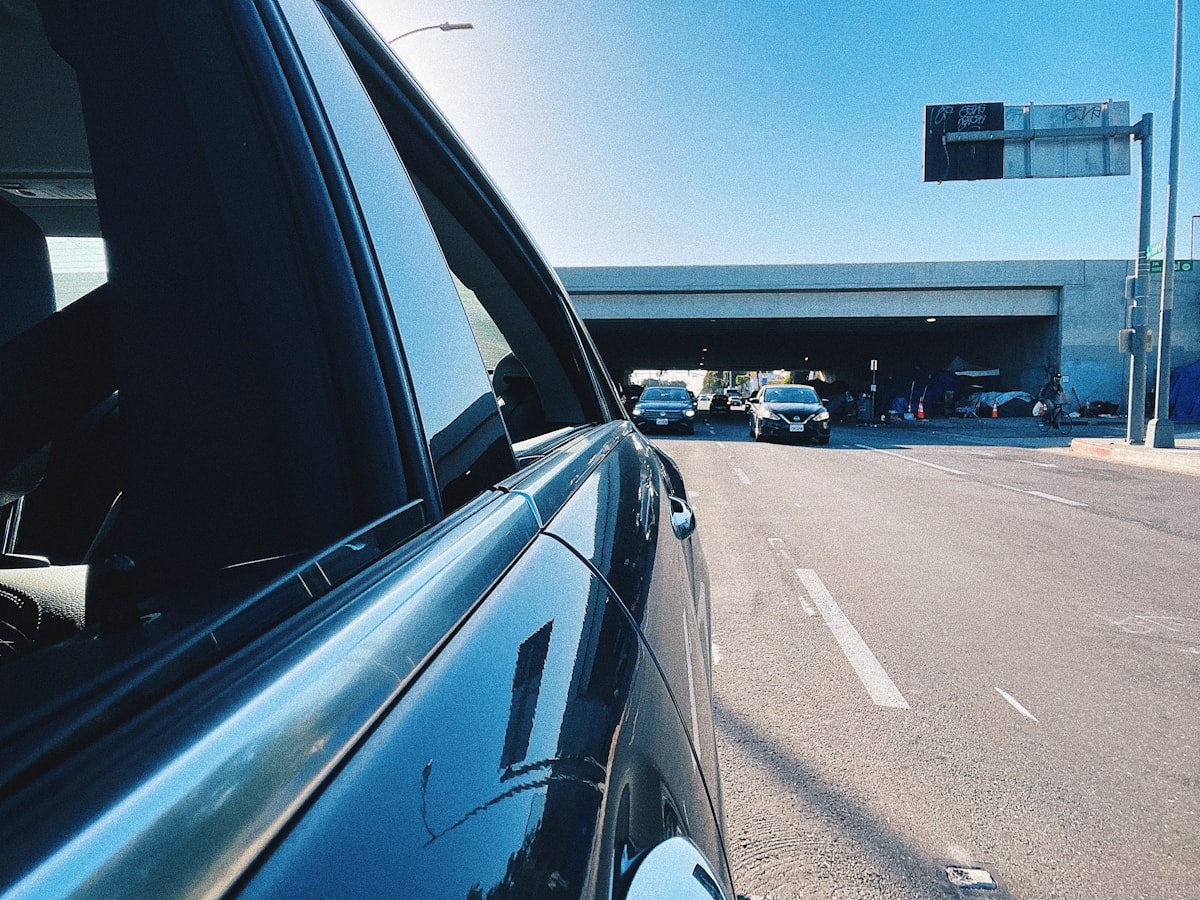 Vaizdas pro automobilio langą kelyje