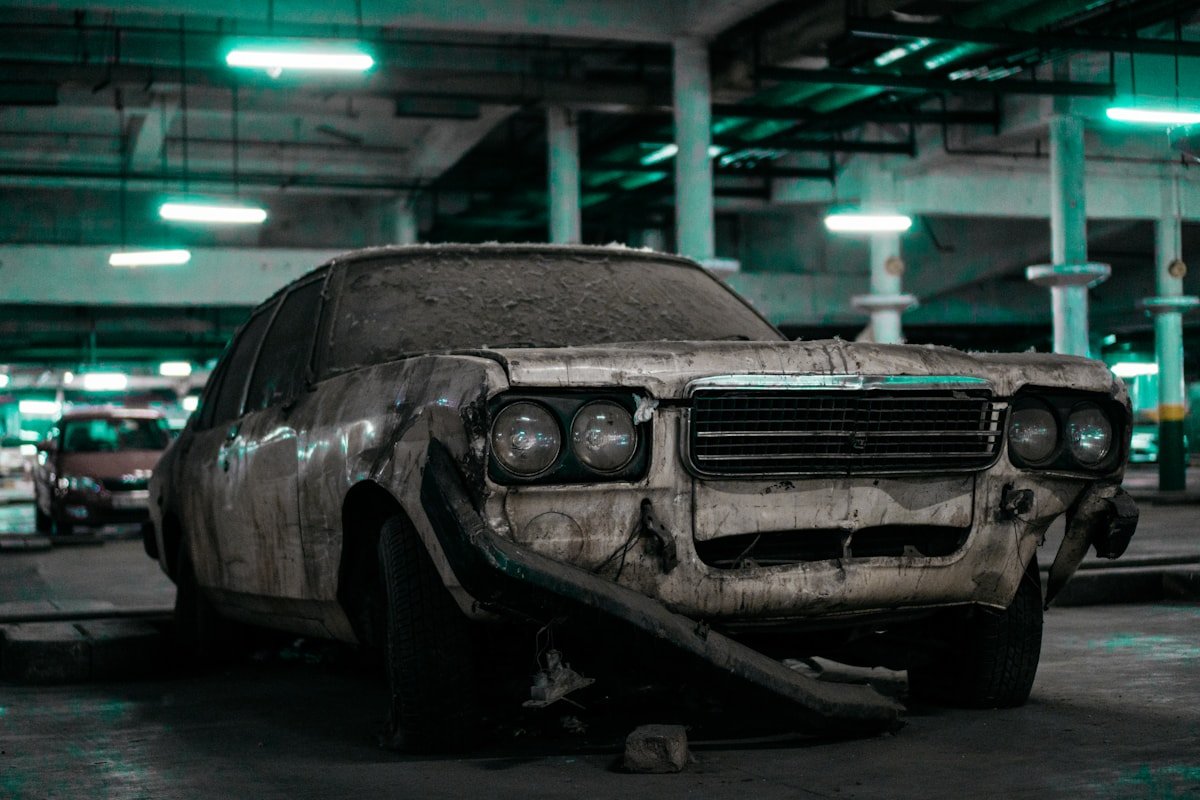 Dulkėmis padengtas automobilis požeminėje aikštelėje