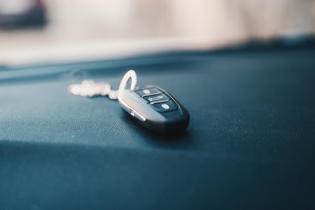Automobilio raktelis ant tamsaus paviršiaus