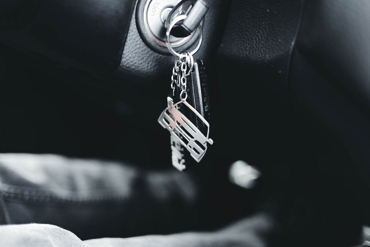 Automobilio raktas užvedimo spynelėje