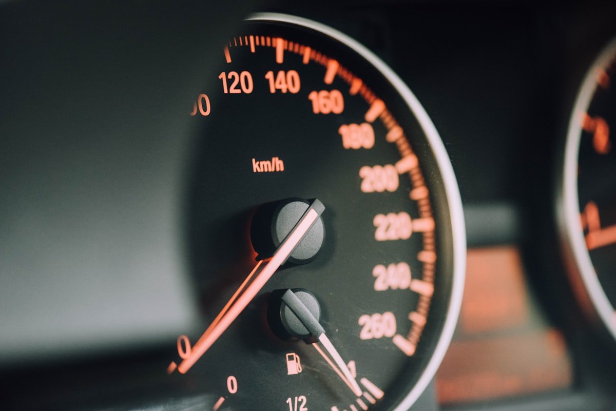 Automobilio spidometras iš arti
