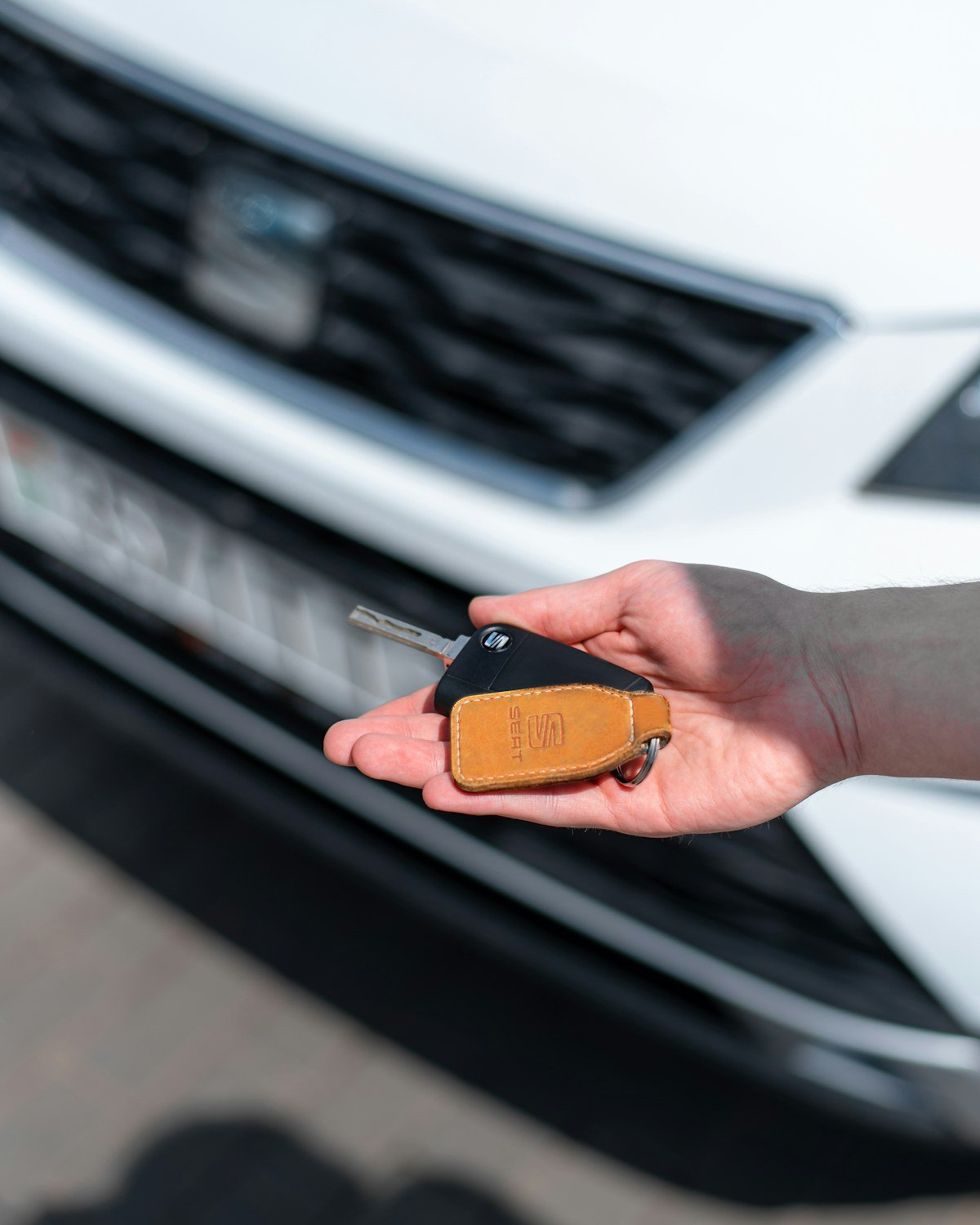 Automobilio raktelis priešais automobilio priekį