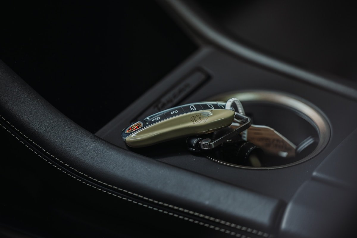 Automobilio raktelis salono dėtuvėje