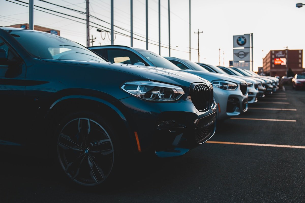 Automobilių eilė stovėjimo aikštelėje