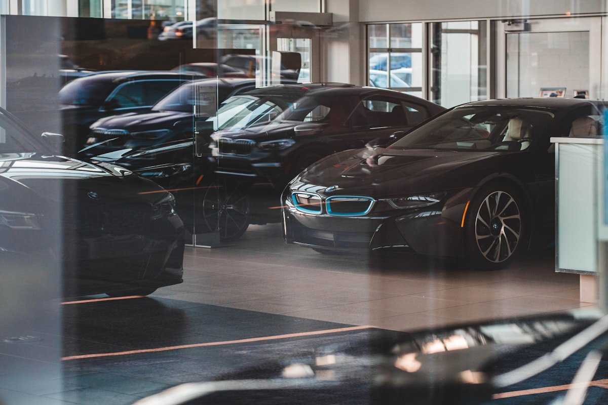 Automobiliai salone už stiklo