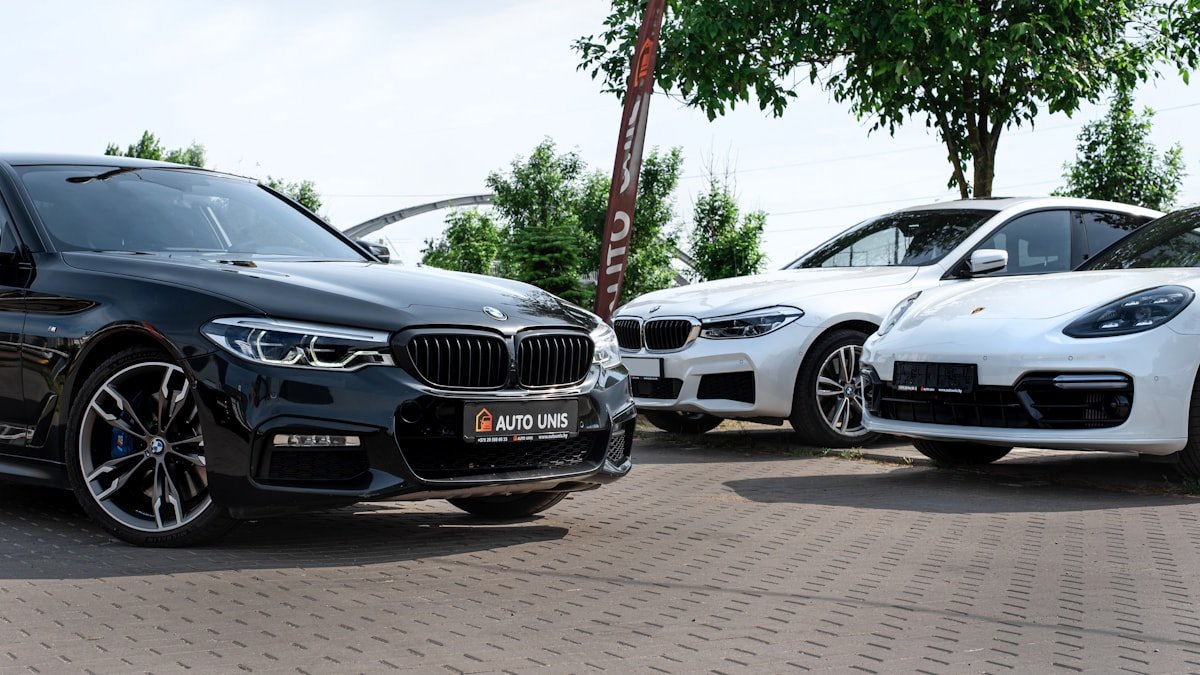 Automobiliai lauko aikštelėje