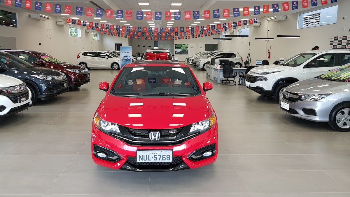 Raudonas Honda automobilis salone
