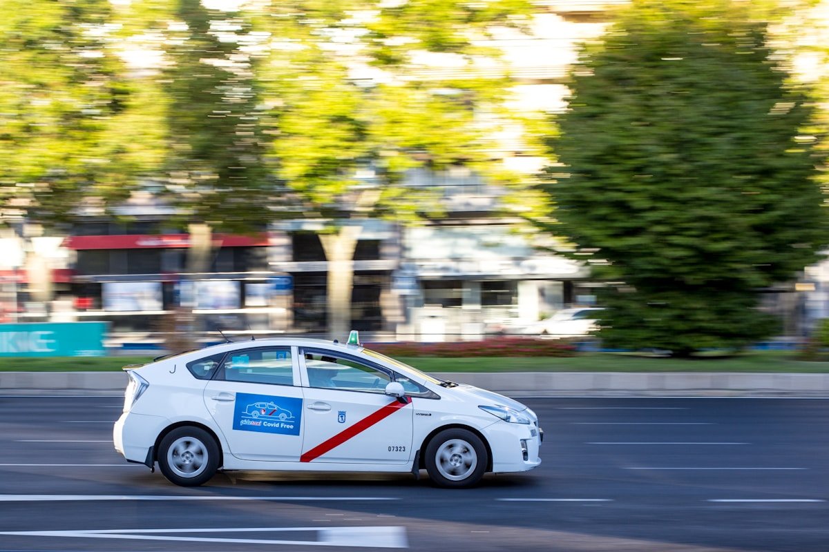 Toyota Prius automobilis miesto gatvėje