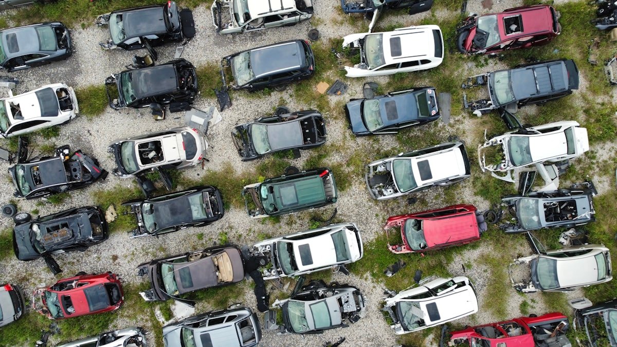 Automobilių utilizavimas – išardyti kėbulai aikštelėje iš viršaus