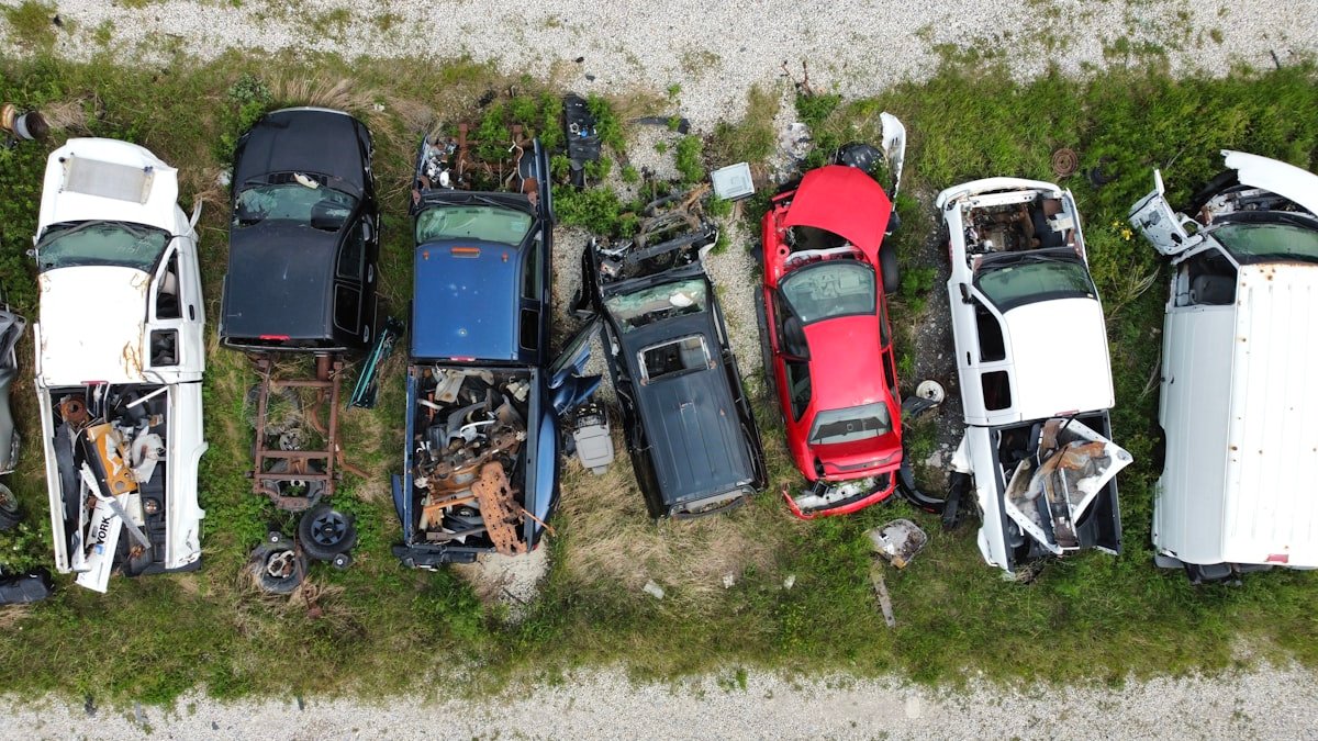 Ardomų automobilių eilės utilizavimo aikštelėje