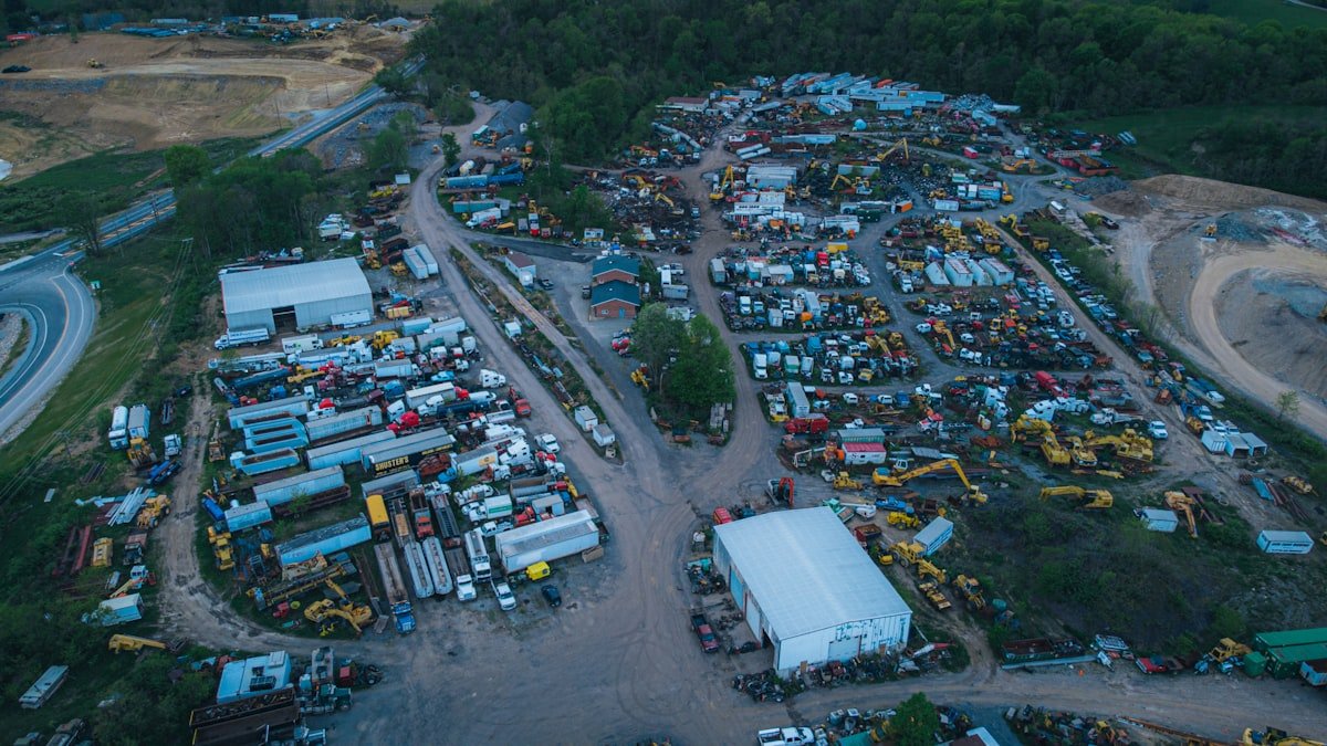 Transporto priemonių ir metalo laužo aikštelė iš viršaus