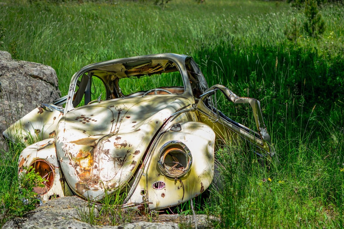 Stipriai pažeistas seno automobilio kėbulas