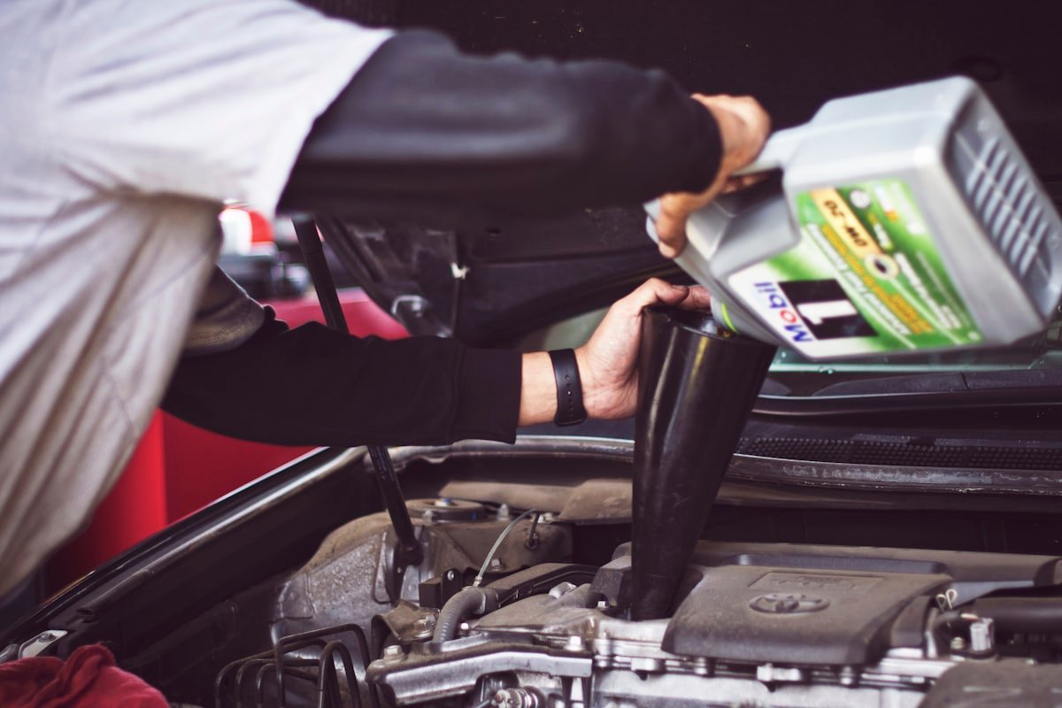 Variklio alyvos pylimas į automobilį per piltuvą
