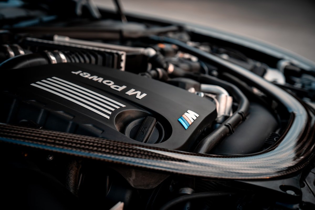 BMW automobilio variklis ir jo skyriaus detalės